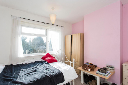 Double bedroom placed near Clayhall Park