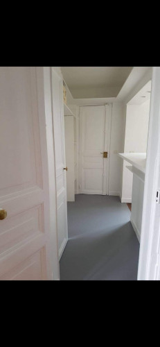 studio de charme T1 bis sous les toits, idéalement placé près de la gare saint lazare tout confort quartier très calme