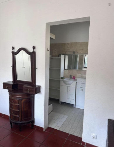 Bright Single Bedroom with a private bathroom close to Sesimbra Castle