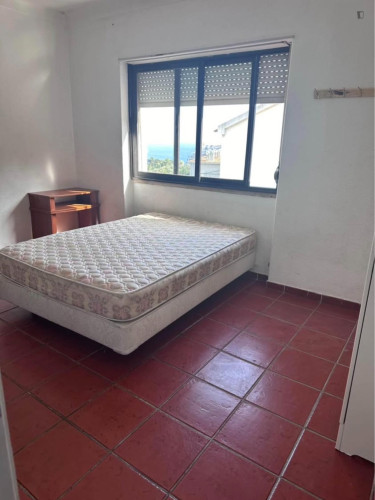 Bright Single Bedroom with a private bathroom close to Sesimbra Castle
