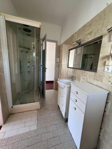 Bright Single Bedroom with a private bathroom close to Sesimbra Castle