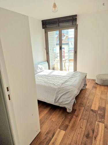 Welcoming double bedroom with a balcony, near the Grands Moulins campus of Université Paris-Cité