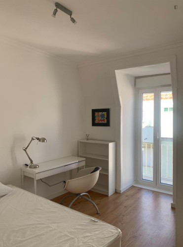 Shinning Double Bedroom with a balcony close to Arroios Metro