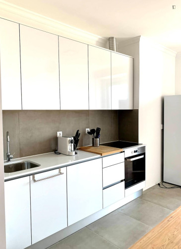 Shinning Double Bedroom with a balcony close to Arroios Metro