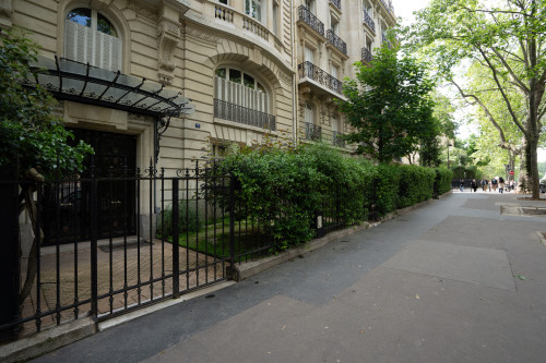 Vivez à Paris devant la Tour Eiffel