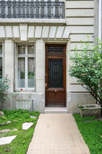 Vivez à Paris devant la Tour Eiffel