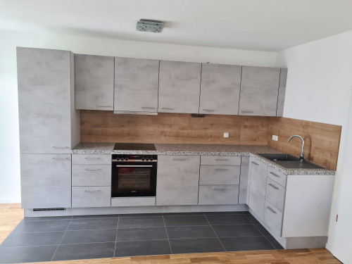 Neuwertige, möblierte, stilvolle 2-Zi-Wohnung mit Granitküche und zwei Balkone