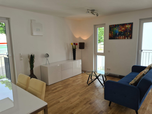 Neuwertige, möblierte, stilvolle 2-Zi-Wohnung mit Granitküche und zwei Balkone