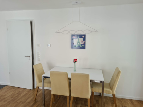 Neuwertige, möblierte, stilvolle 2-Zi-Wohnung mit Granitküche und zwei Balkone