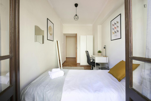 Bright single bedroom in Santa Apolónia