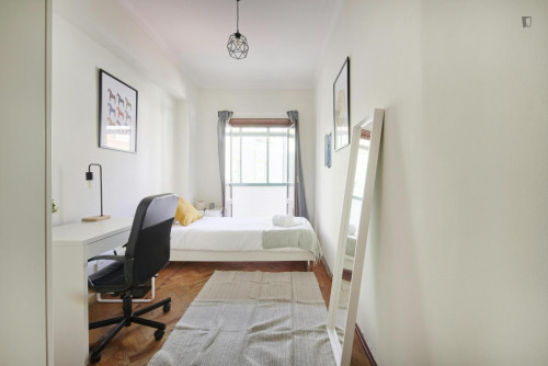 Bright single bedroom in Santa Apolónia