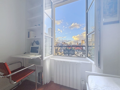 Bright studio in Le Marais