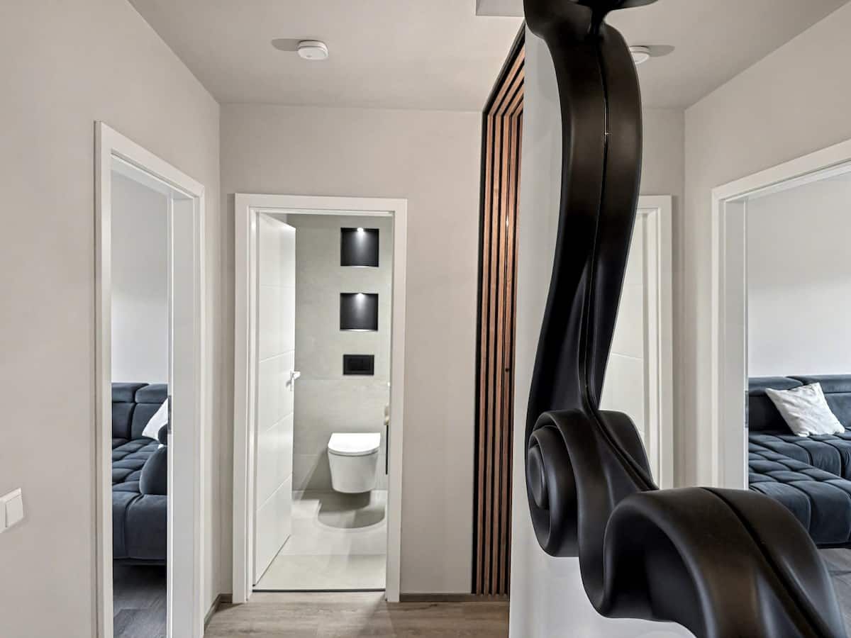 Stylish, Modern & Centrally Located - 9