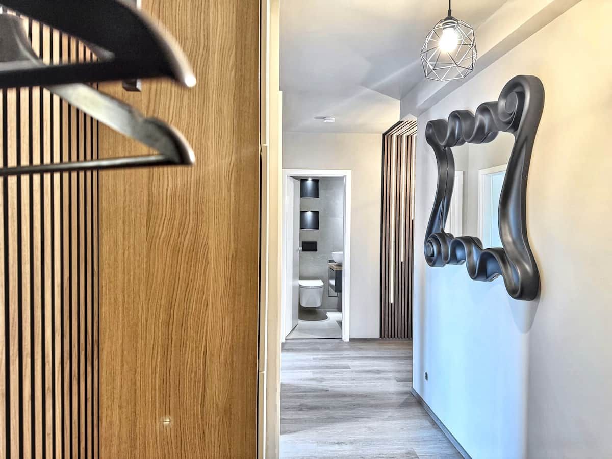 Stylish, Modern & Centrally Located - 10