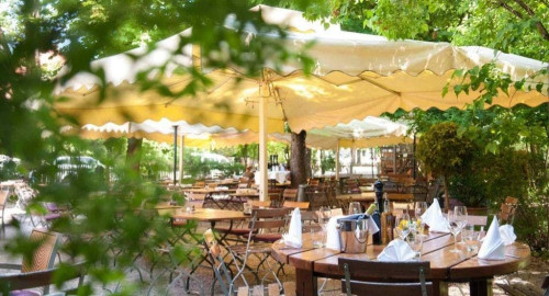 Erstbezug nach Sanierung: Möbliertes Studioapartment mit großer Terrasse in bester Lage