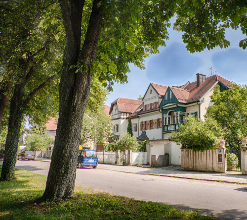 Erstbezug nach Sanierung: Möbliertes Studioapartment mit großer Terrasse in bester Lage