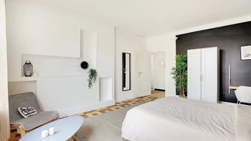 Room in a shared 5-bedroom apartment for rent in Plaine