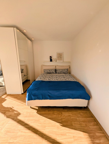 Quiet Business Room with Balcony & Workstation – All-Inclusive