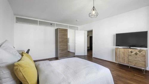 Room in a shared 5-bedroom apartment for rent in Stuttgart, bills included, perfect for professionals and students. - Rooms
