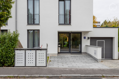 Great apartment with weekly cleaning service, garden, garage & fitness studio in the house, perfect location in Bogenhausen