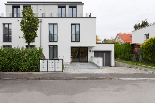 Great apartment with weekly cleaning service, garden, garage & fitness studio in the house, perfect location in Bogenhausen