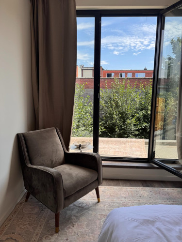 Modern ensuite double bedroom in Seefhoek