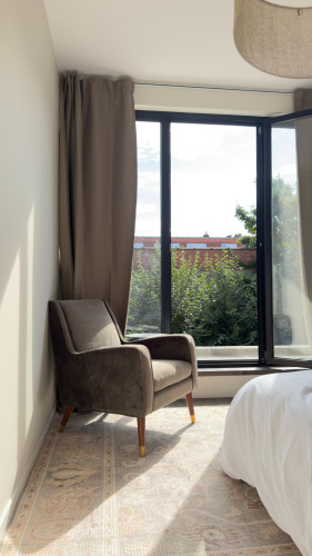 Modern ensuite double bedroom in Seefhoek