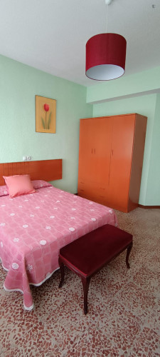 Bright double bedroom in fully furnshed apartment in central Salamanca