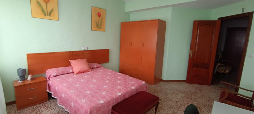 Bright double bedroom in fully furnshed apartment in central Salamanca