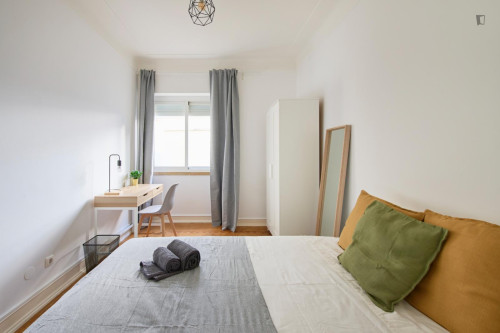 Neat and cosy double bedroom in Arroios