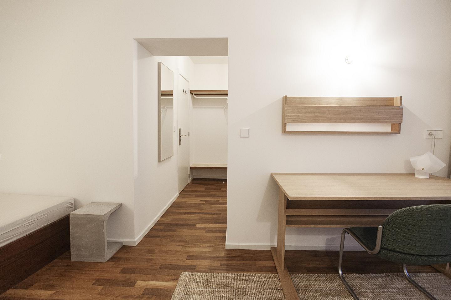 Suite Room With Private Bathroom And Toilet - 3
