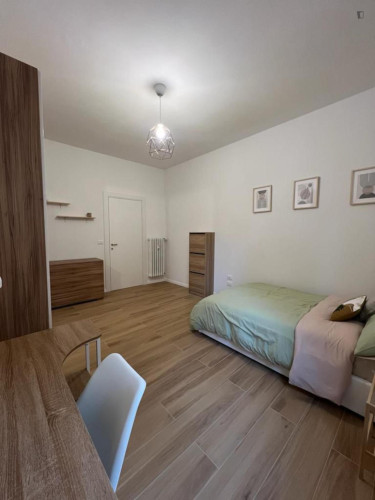 Wonderful double bedroom in modern apartment close to the city center