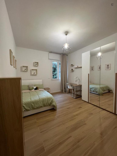 Wonderful double bedroom in modern apartment close to the city center