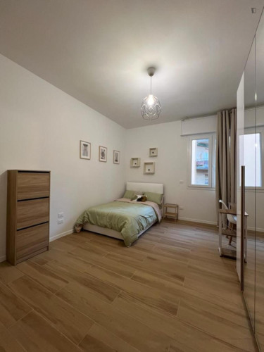 Wonderful double bedroom in modern apartment close to the city center