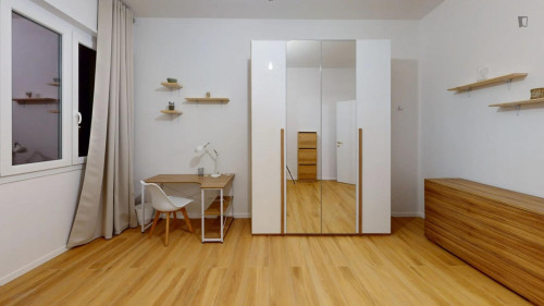 Wonderful double bedroom in modern apartment close to the city center