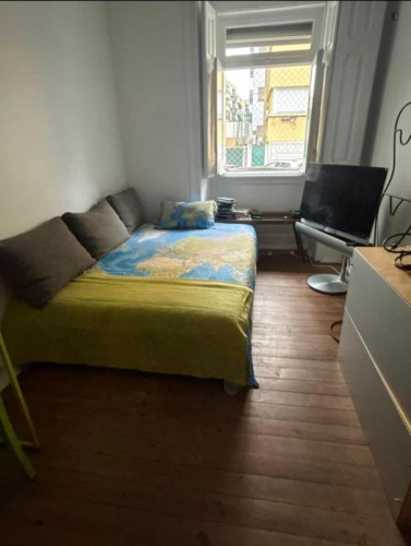 Bright bedroom near Sete Rios train station