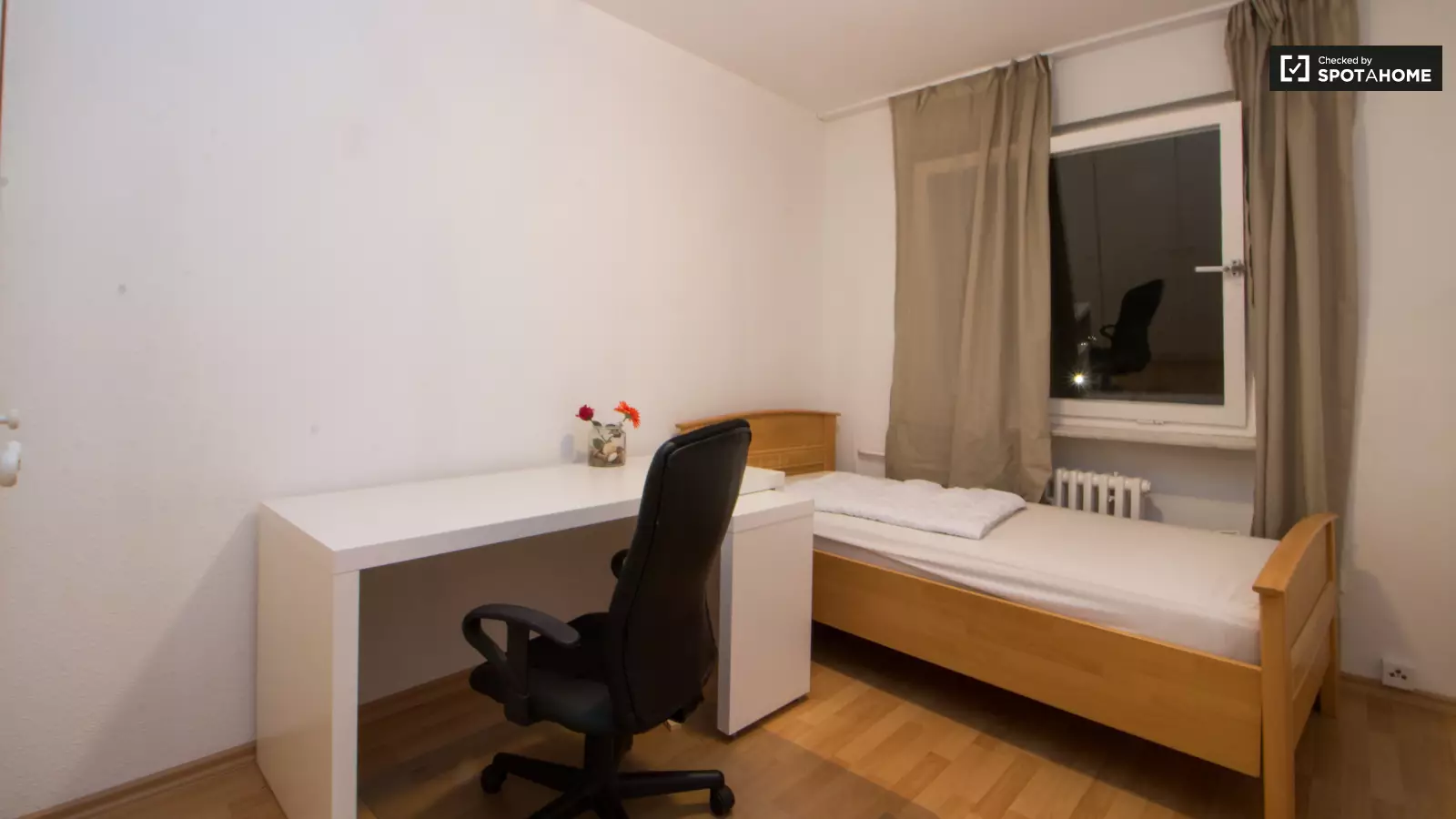 Room in apartment with 4 bedrooms in Spandau, Berlin