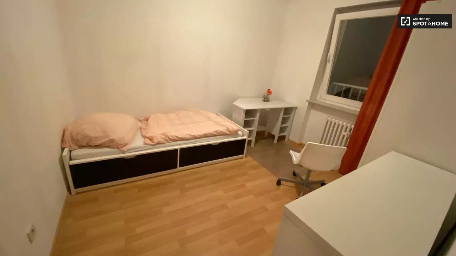 Room in apartment with 4 bedrooms in Spandau, Berlin