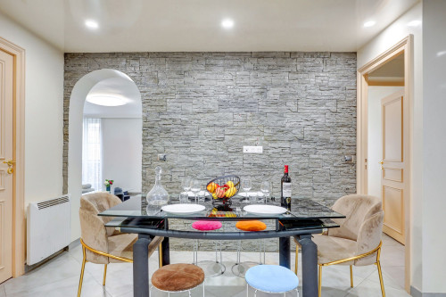 Paris: Place de la République, 6 people