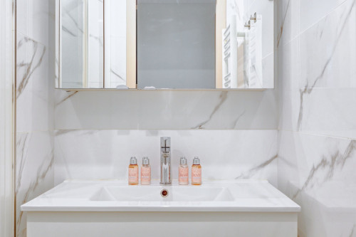 Paris: Place de la République, 6 people