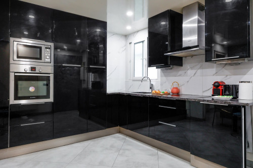 Paris: Place de la République, 6 people