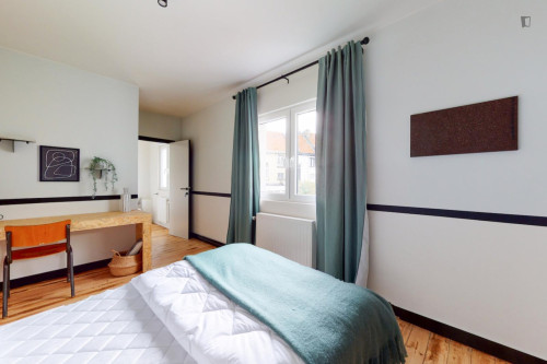 Modern ensuite double bedroom in Jourdan