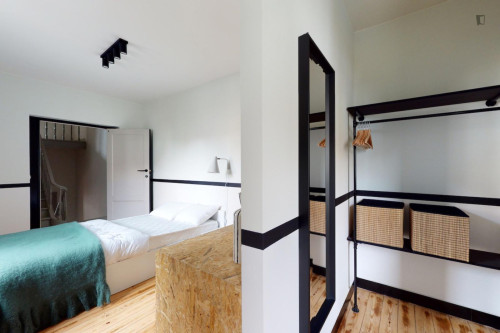 Modern ensuite double bedroom in Jourdan