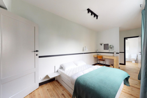 Modern ensuite double bedroom in Jourdan