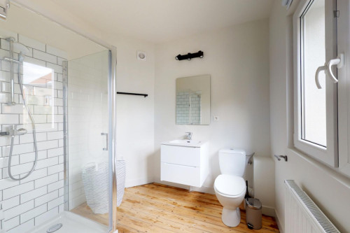 Modern ensuite double bedroom in Jourdan