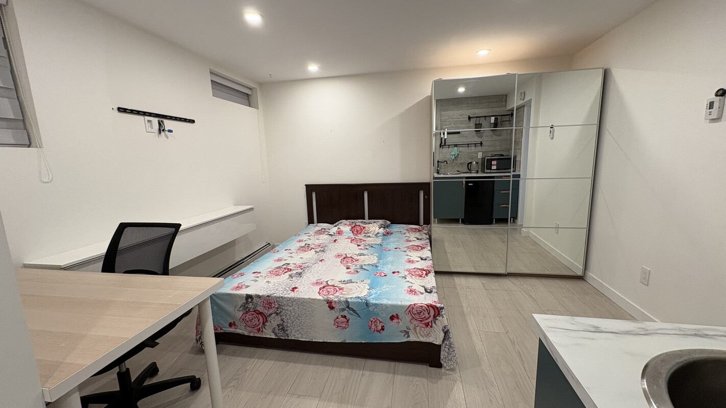 Ground Floor Ensuite Room(Full Room)  -  Private Ensuite Near BCIT&Entrance  - Gallery -  1