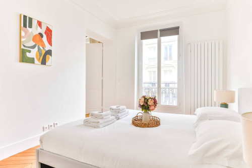 Modern and spacious 110m2 flat located at the foot of the Moulin Rouge and 5 minutes' walk from Montmartre village