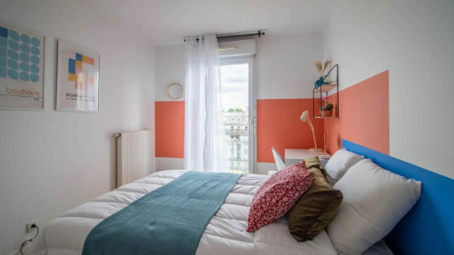 Room in a shared 4-bedroom flat for rent in La Plaine, professionals and students only