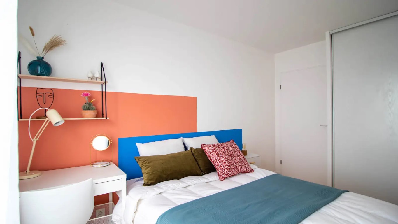 Room in a shared 4-bedroom flat for rent in La Plaine, professionals and students only - Rooms