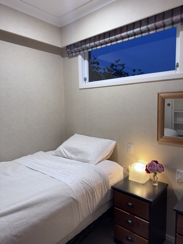 Pool View Bedroom (Single Bed) - Friendly Shared Home with Pool & Ga - Gallery - 1